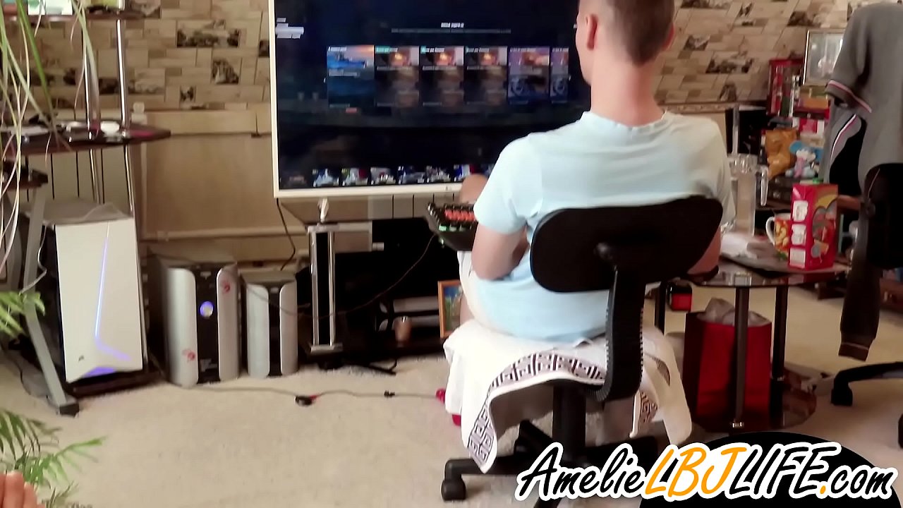 Puella masturbates cum sexus toy pro boyfriend ludere computatrum ludos