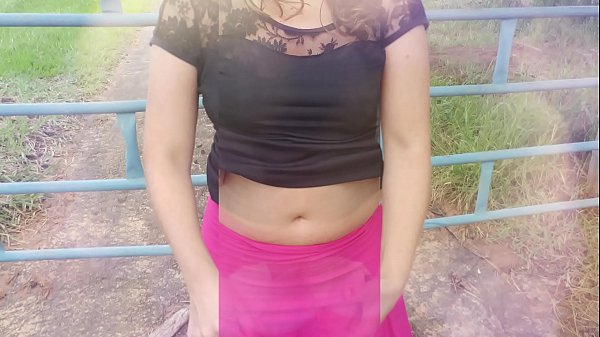 In villa ludens, uxor vera domus, canis bitch et maritus eius in fera cucultu