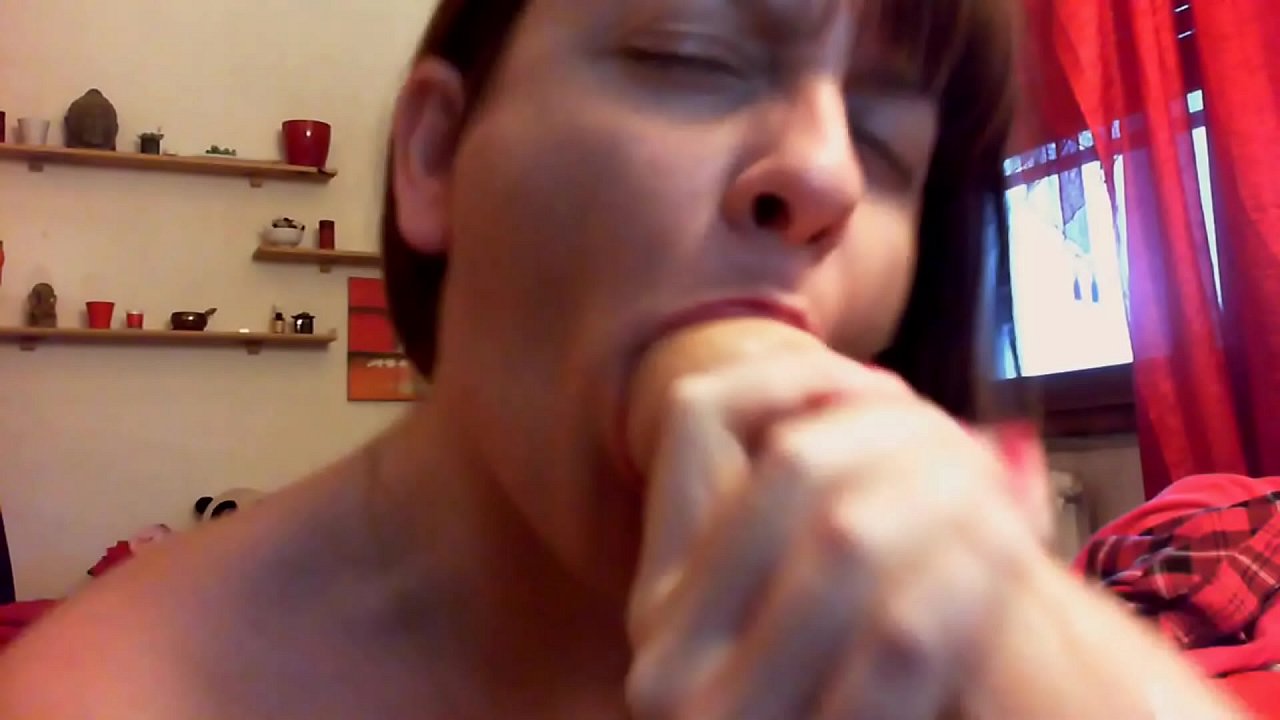 Magna gaudens sorori tuae sordidae, aperi os et bibe illud